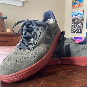 Veja Men V-10 sneaker